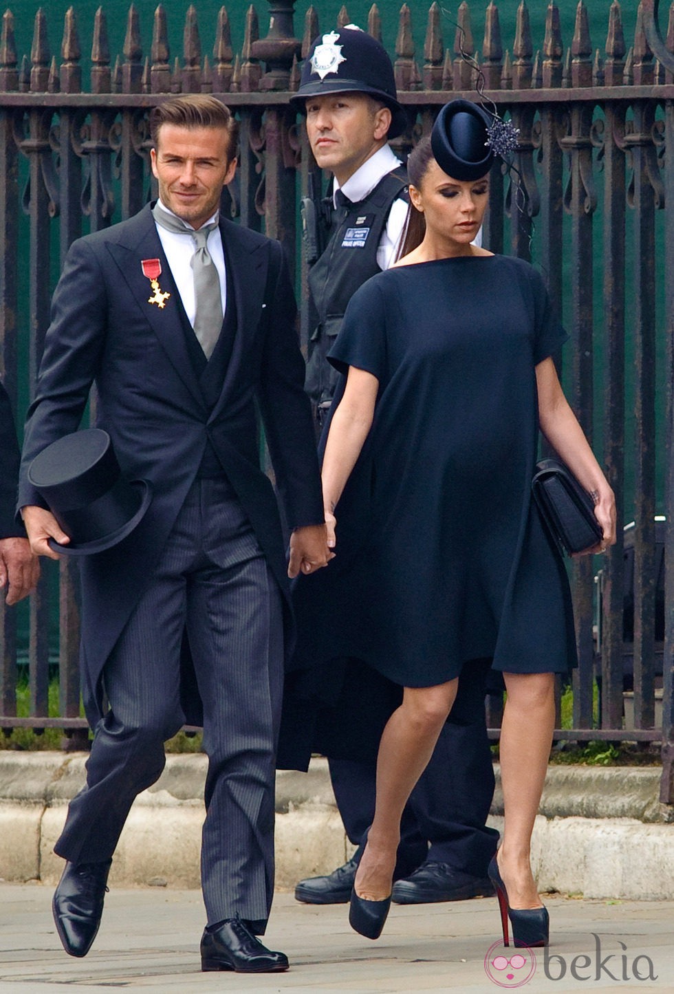 Victoria Beckham con un vestido de su firma navy de premamá