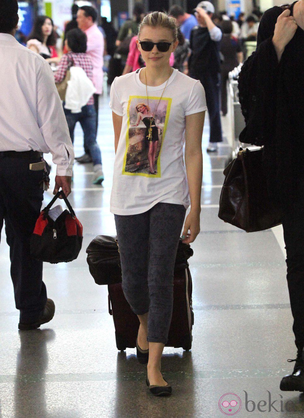 Chloe Moretz con gafas de sol en el aeropuerto de Los Ángeles