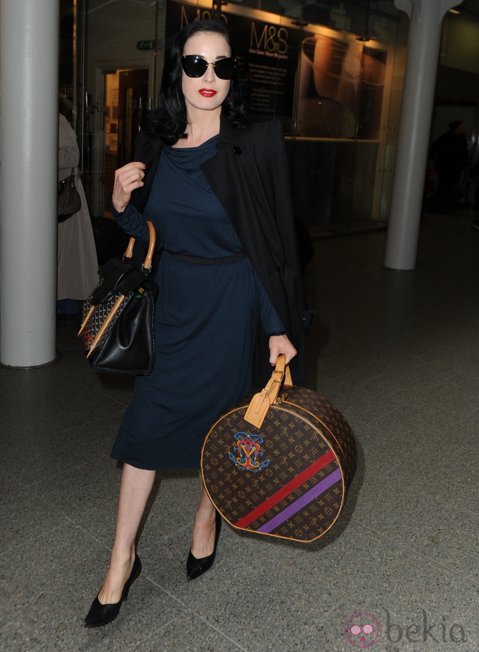 Dita Von Teese con gafas de sol y bolso de Louis Vuitton