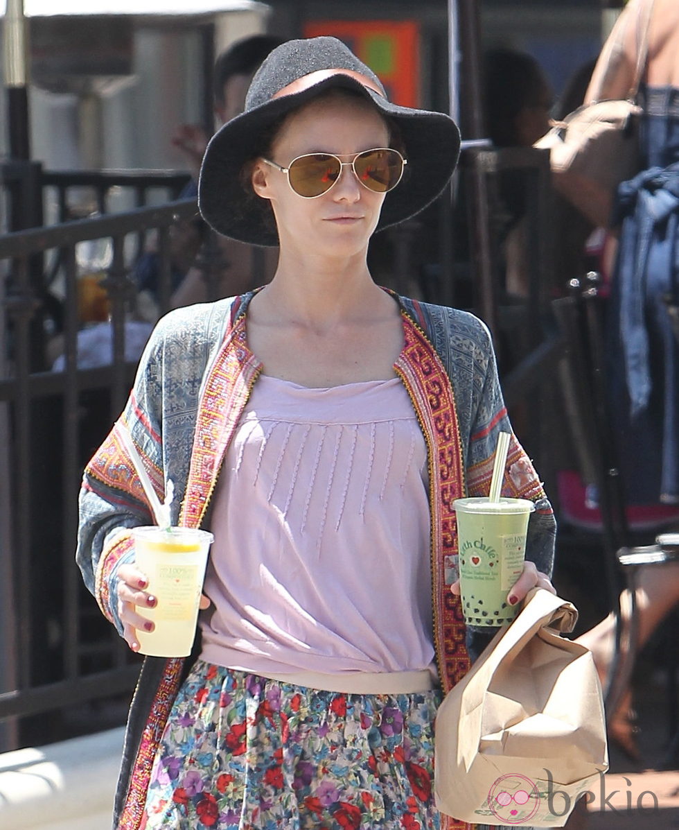 Vanessa Paradis con gafas de sol por las calles de Los Ángeles 