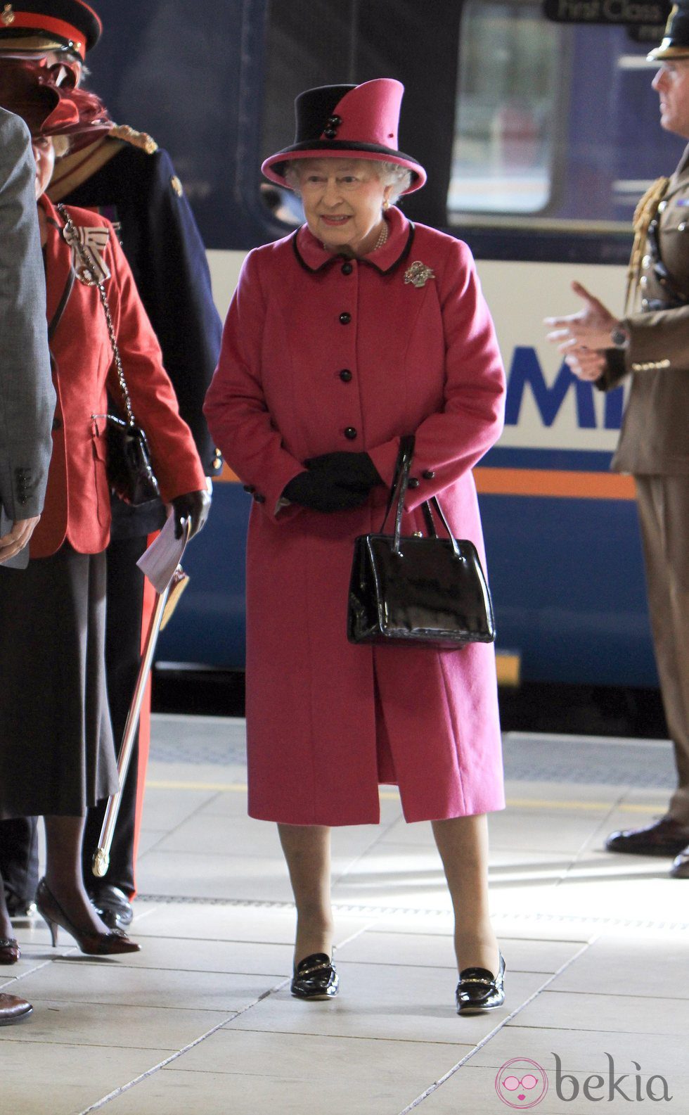 La Reina Isabel II con un look fucsia de cashemire 