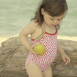 Bañador con estampado de fresas de la colección verano 2012 de Dolores Cortés DC KIDS