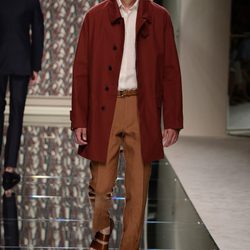 Abrigo burdeos y pantalón de pinzas de Ermenegildo Zegna en la pasarela de la Semana de la moda masculina de Milán