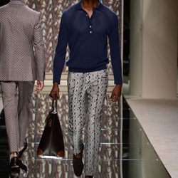 Camisa azul y pantalón estampado de seda de Ermenegildo Zegna en la pasarela de la Semana de la Moda masculina de Milán