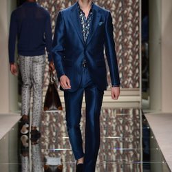 Traje azul de Ermenegildo Zegna en la pasarela de la Semana de la Moda masculina de Milán