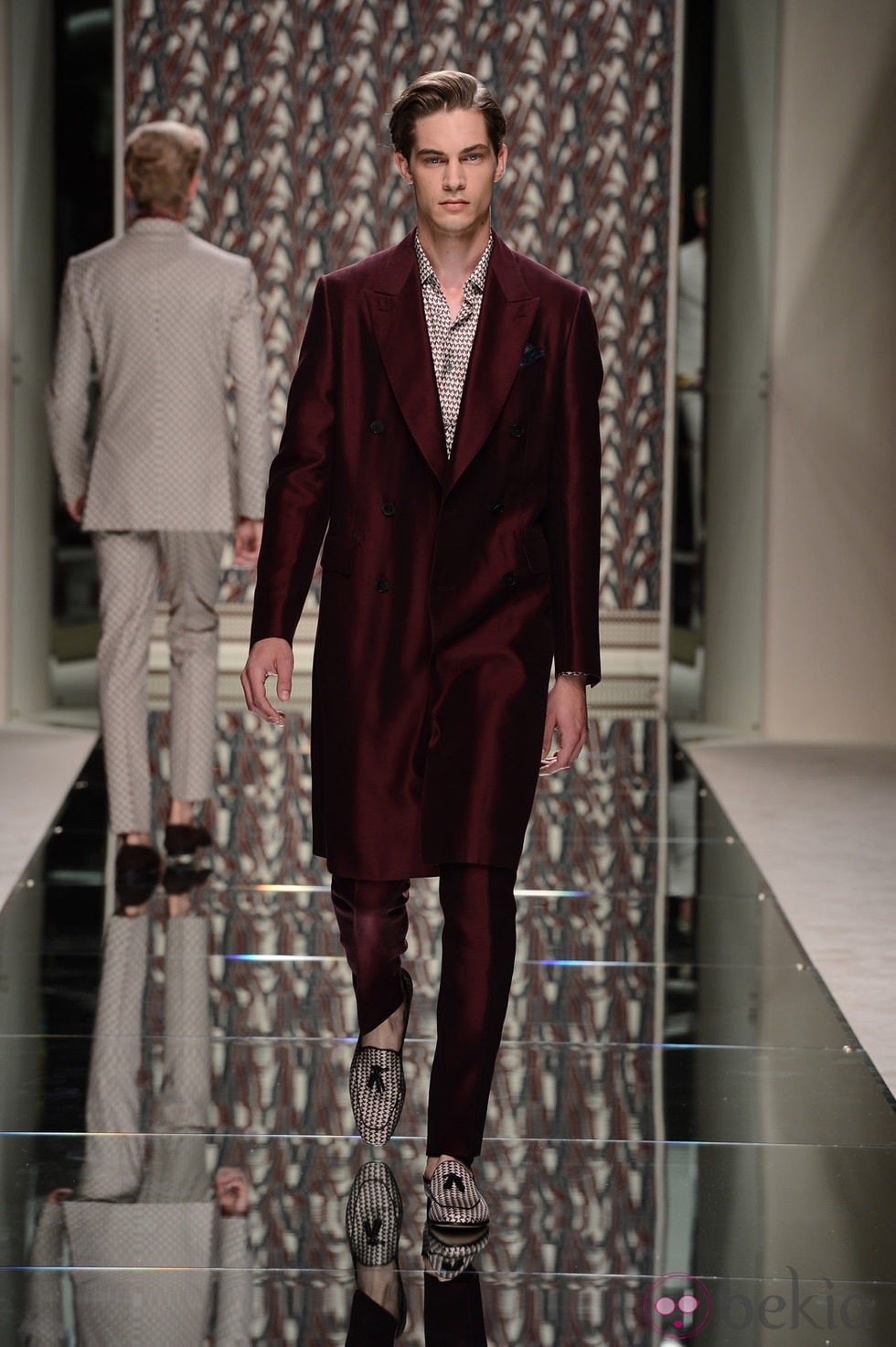 Traje burdeos de Ermenegildo Zegna en la pasarela de la Semana de la Moda masculina de Milán