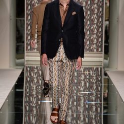 Blazer azul y pantalón de seda estampado de Ermenegildo Zegna en la Semana de la Moda masculina de Milán