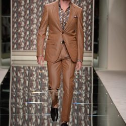 Traje en color camel de Ermenegildo Zegna en la pasarela de la Semana de la Moda masculina de Milán