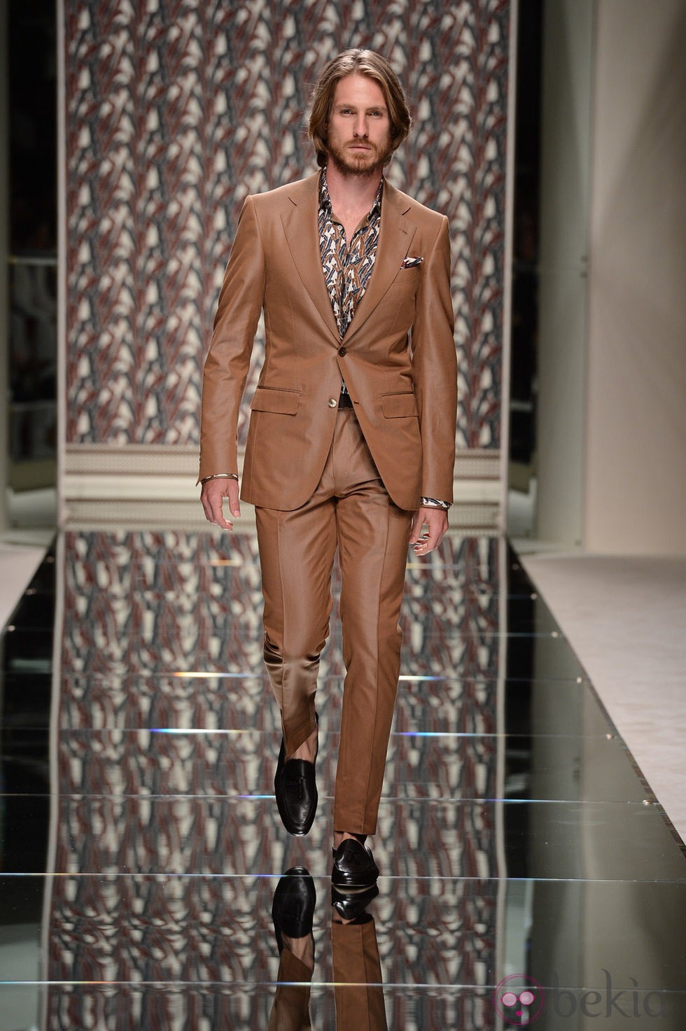 Traje en color camel de Ermenegildo Zegna en la pasarela de la Semana de la Moda masculina de Milán