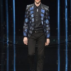 Blazer de rayas azul y negra de Roberto Cavali en la Semana de la Moda masculina de Milán