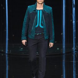 Chaqueta azul de ante y camiseta de punto de Roberto Cavalli en la Semana de la Moda masculina de Milán