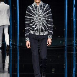 Cardigan con estampado caleidoscopio de Roberto Cavalli en la Semana de la Moda masculina