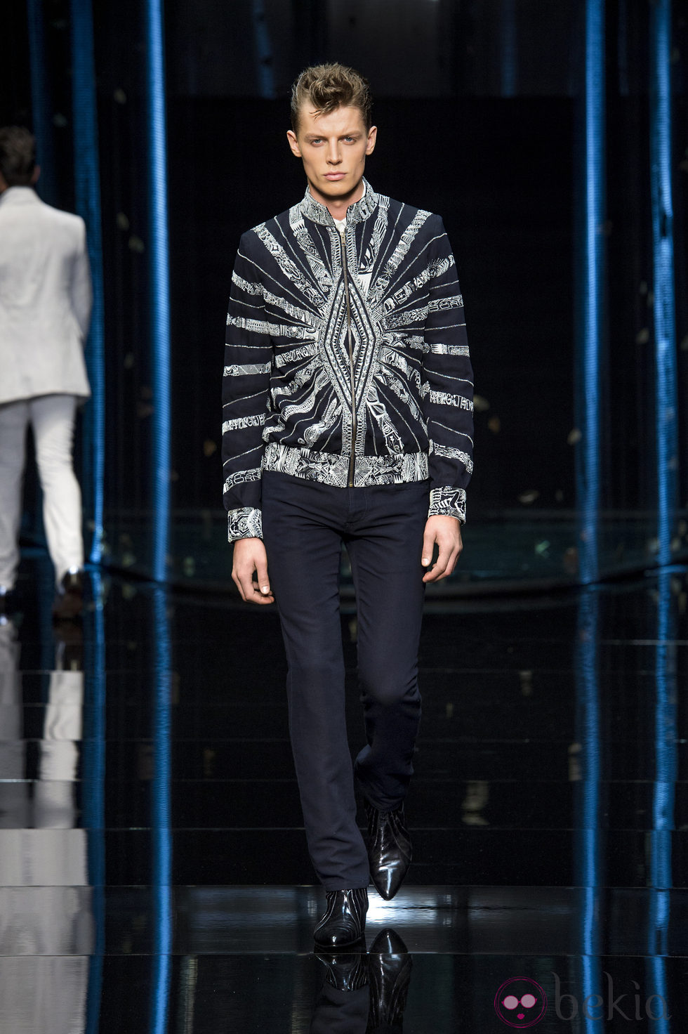 Cardigan con estampado caleidoscopio de Roberto Cavalli en la Semana de la Moda masculina