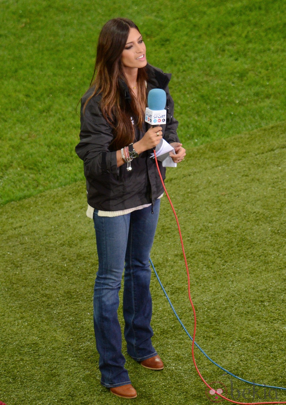 Sara Carbonero con cazadora negra y jeans en el partido España-Irlanda en la Eurocopa 2012