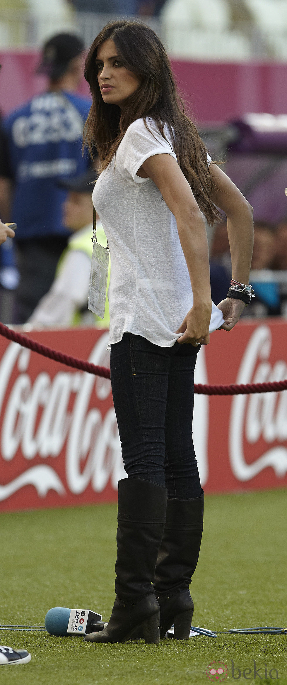 Sara Carbonero con camiseta básica blanca y botas en el partido entre España y Croacia en la eurocopa 2012