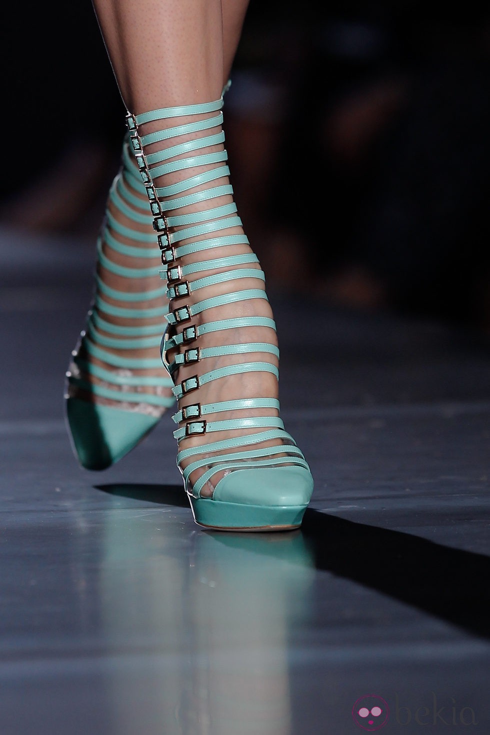 sandalias de hebillas de Versace en la Pasarela de la Alta Costura de París otoño/invierno 2012-2013