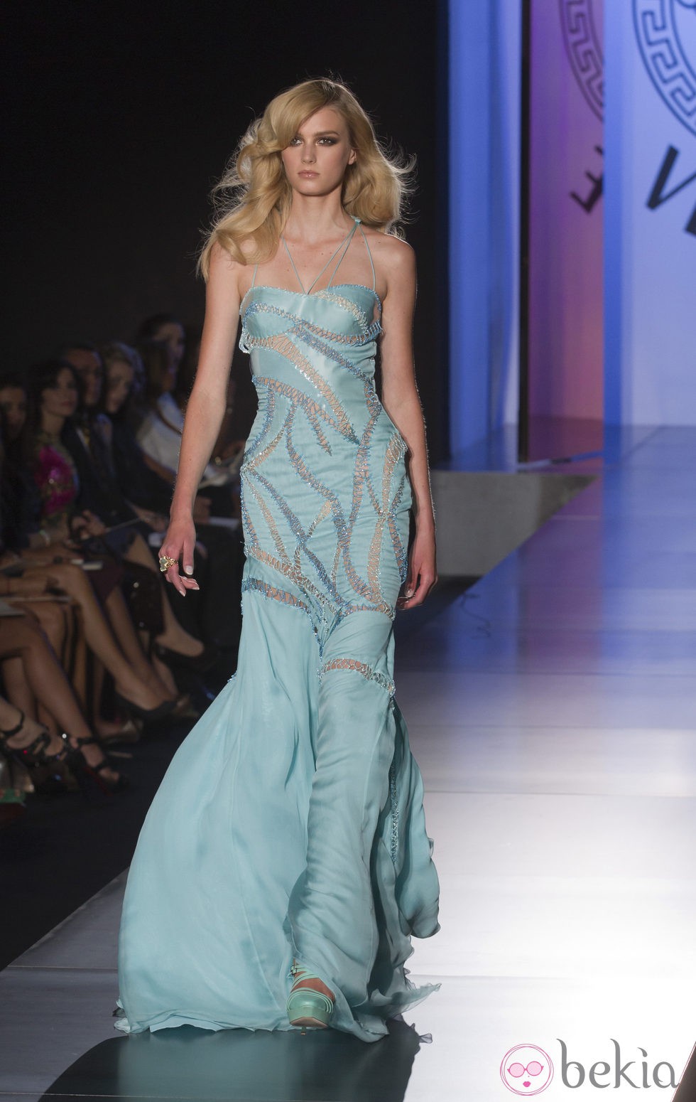 Vestido azul aguamarina de Versace en la Pasarela de la Alta Costura de París otoño/invierno 2012-2013