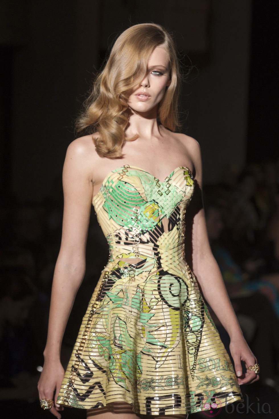 Minivestido con escote corazón de Versace en la Pasarela de la Alta Costura de París Otoño/invierno 2012-2013