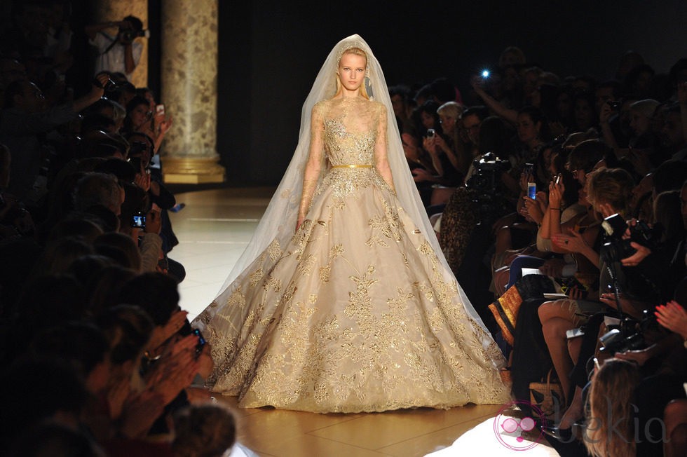 Vestido de novia de Elie Saab en la Pasarela de la Alta Costura de París otoño/invierno 2012/2013