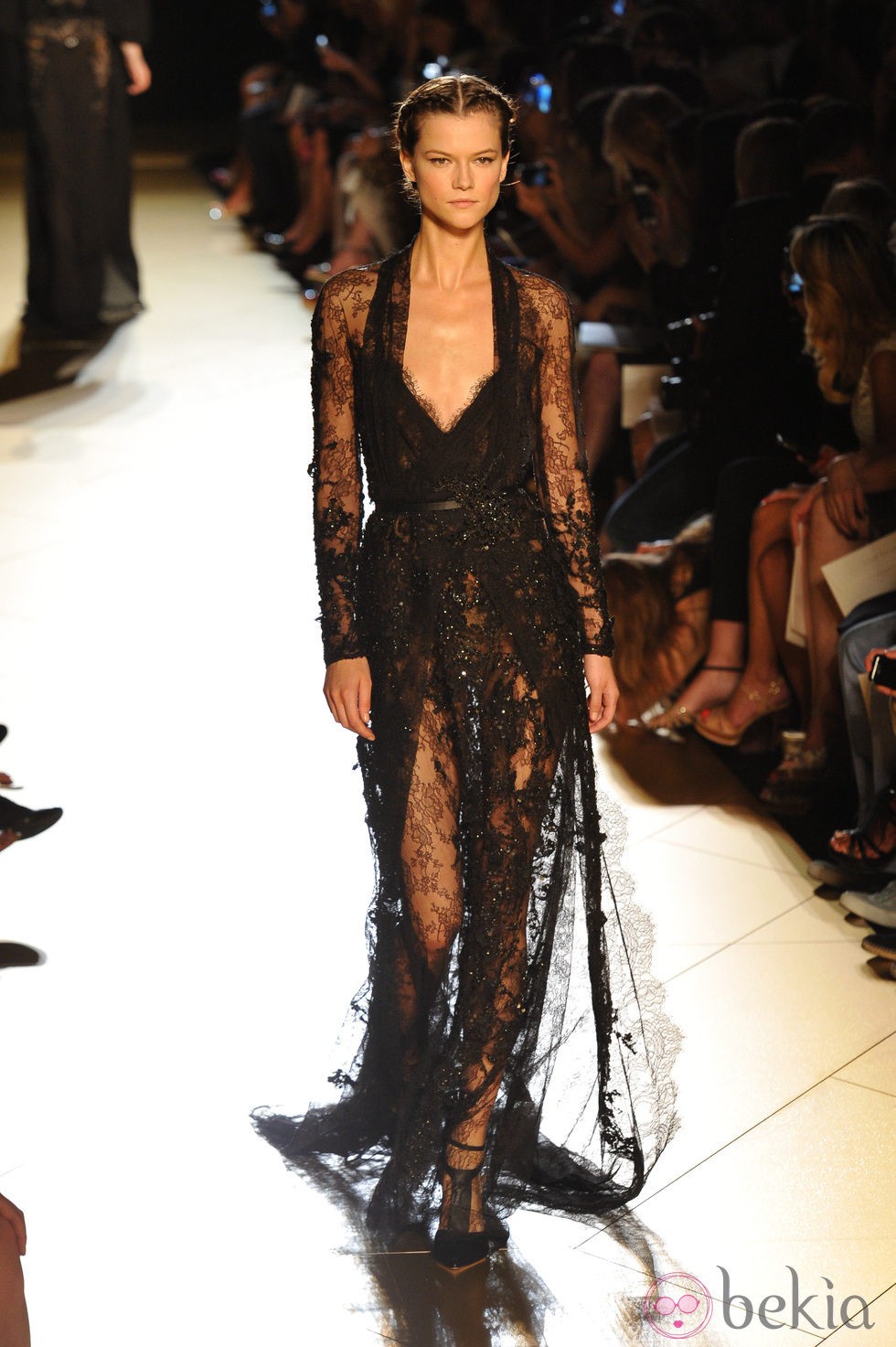 Vestido negro de encaje de Elie Saab en la Pasarela de la Alta Costura de París otoño/invierno 2012/2013