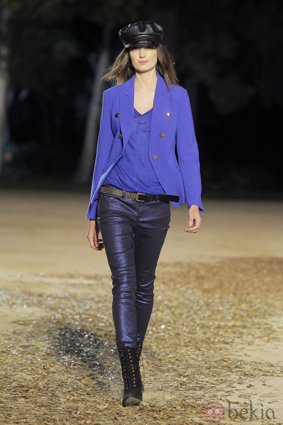 Conjunto azul klein de la colección otoño/invierno 2012 de Mango en la pasarela 080 de Barcelona