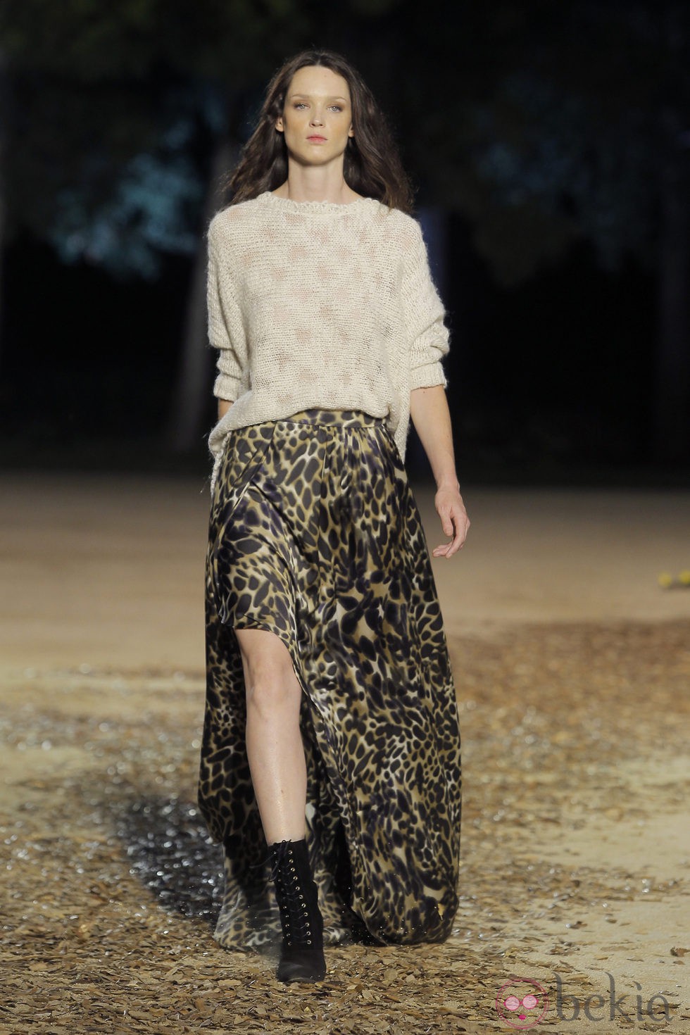 Falda larga asimétrica animal print de la colección otoño/invierno 2012 de Mango en la pasarela 080 de Barcelona