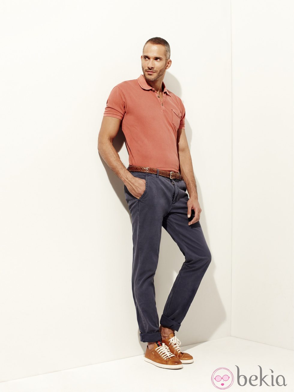 Polo naranja y pantalones azul marino de la colección verano 2012 de la línea masculina de  Pedro del Hierro