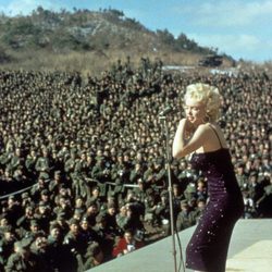 Marilyn con un vestido color berenjena de paillettes en 1954