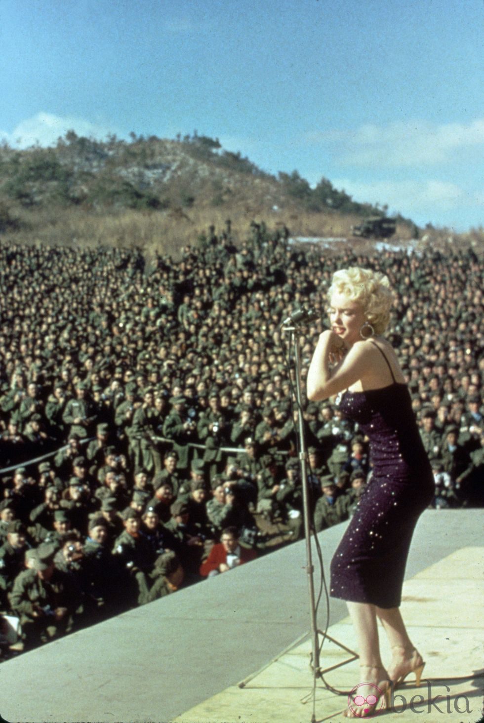 Marilyn con un vestido color berenjena de paillettes en 1954