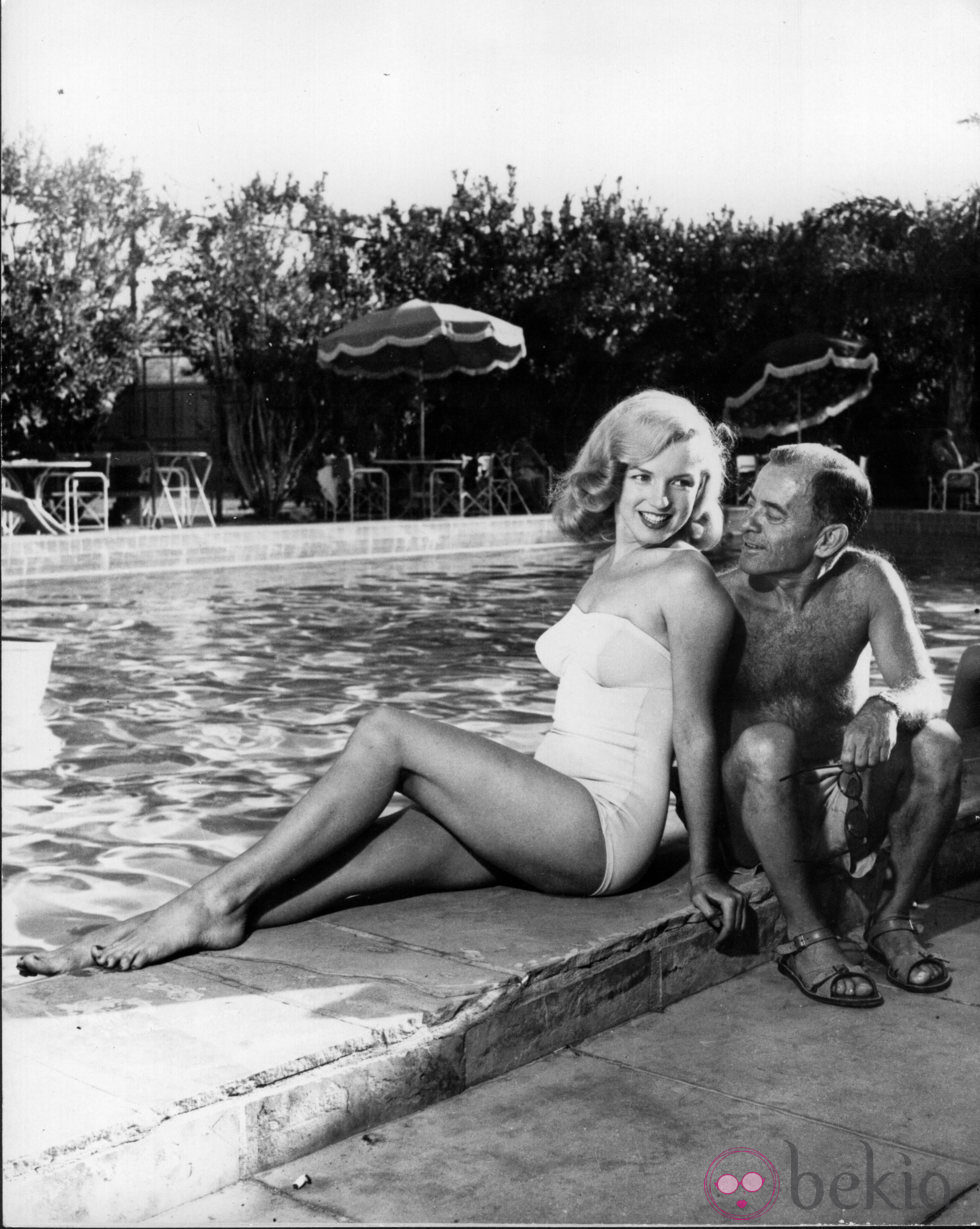 La actriz Marilyn Monroe en bañador junto a Arthur Miller