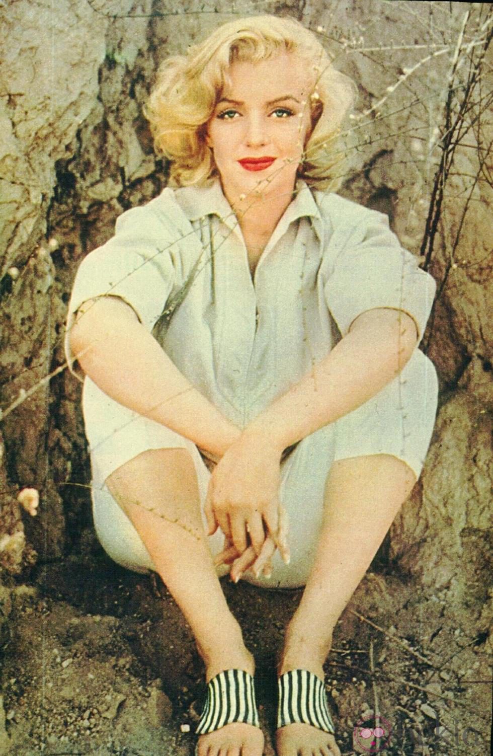 Marilyn Monroe en 1956 con un conjunto blanco y sandalias de rayas