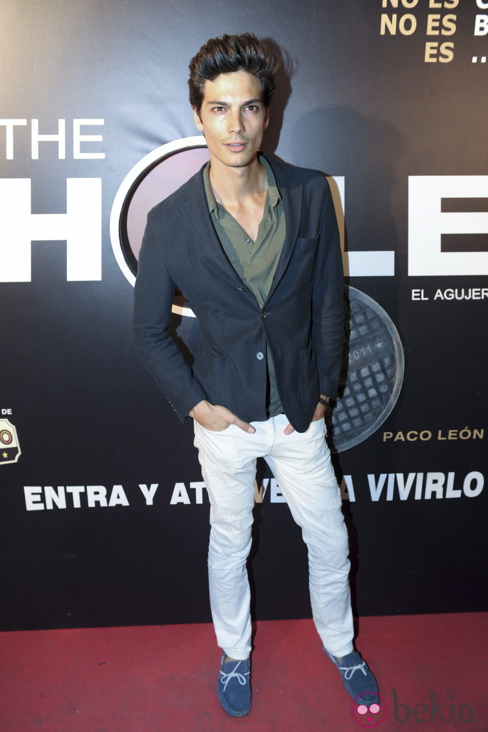 El modelo Javier de Miguel, acude a la presentación de la obra teatral 'The Hole'