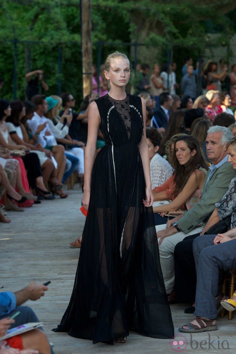 Vestido largo negro con transparencias de la colección primavera-verano 2013 de la firma DELPOZO