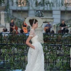 Vestido largo blanco con transparencias en el escote y un tocado de la colección primavera-verano 2013 de la firma DELPOZO