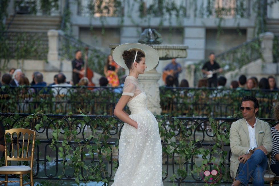 Vestido largo blanco con transparencias en el escote y un tocado de la colección primavera-verano 2013 de la firma DELPOZO