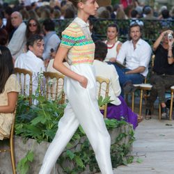 Traje pantalón, camisa estamapada con pantalón blanco combinado con un tocado y zapatos de plataforma dorados  de la colección primavera-verano 2013 de la