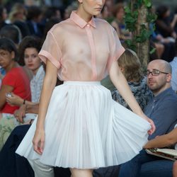 Falda plisada blanca y camisa rosa transparente de la colección primavera-verano 2013 de la firma DELPOZO