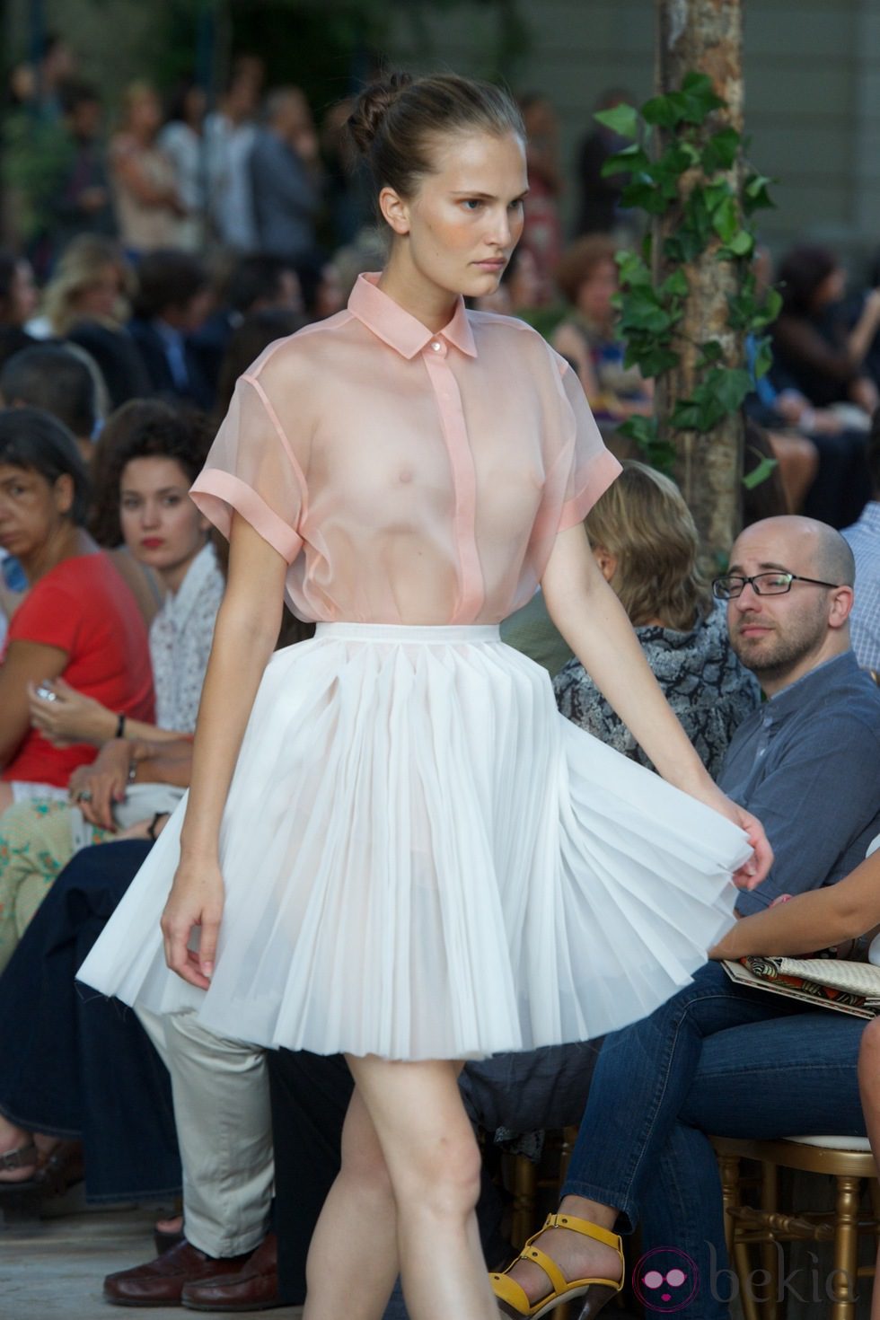 Falda plisada blanca y camisa rosa transparente de la colección primavera-verano 2013 de la firma DELPOZO