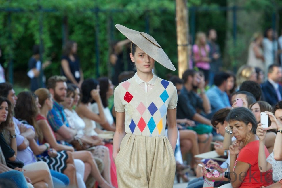 Pantalón pomposo y jersey de rombos con camisa blanca debajo de la colección primavera-verano 2013 de la firma DELPOZO