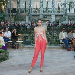 Pantalón largo coral y blusa con transparencias de la colección primavera-verano 2013 de la firma DELPOZO