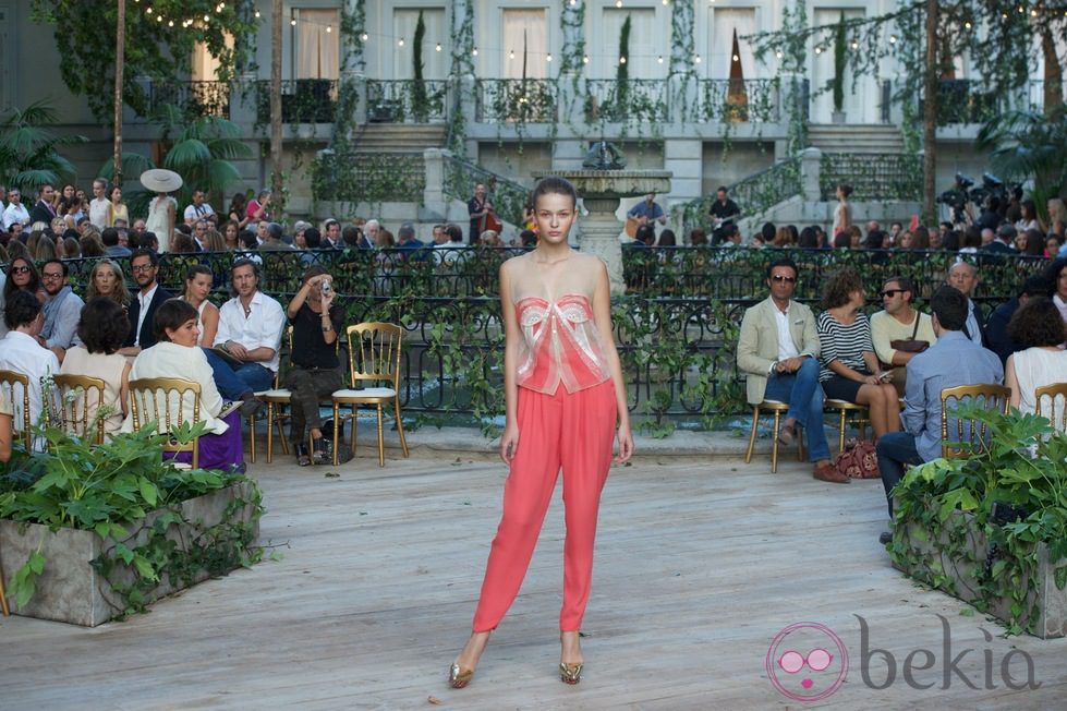 Pantalón largo coral y blusa con transparencias de la colección primavera-verano 2013 de la firma DELPOZO