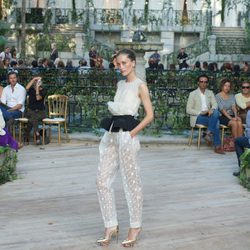 Traje blanco con bordados y cinturón negro, con zapatos de plataforma dorados de la colección primavera-verano 2013 de la firma DELPOZO