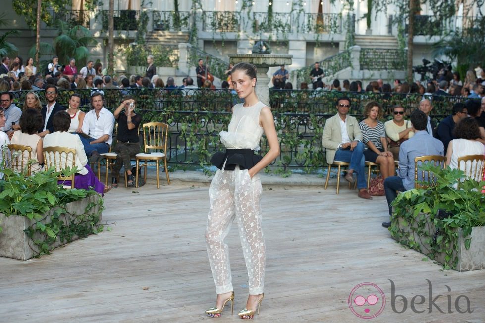 Traje blanco con bordados y cinturón negro, con zapatos de plataforma dorados de la colección primavera-verano 2013 de la firma DELPOZO