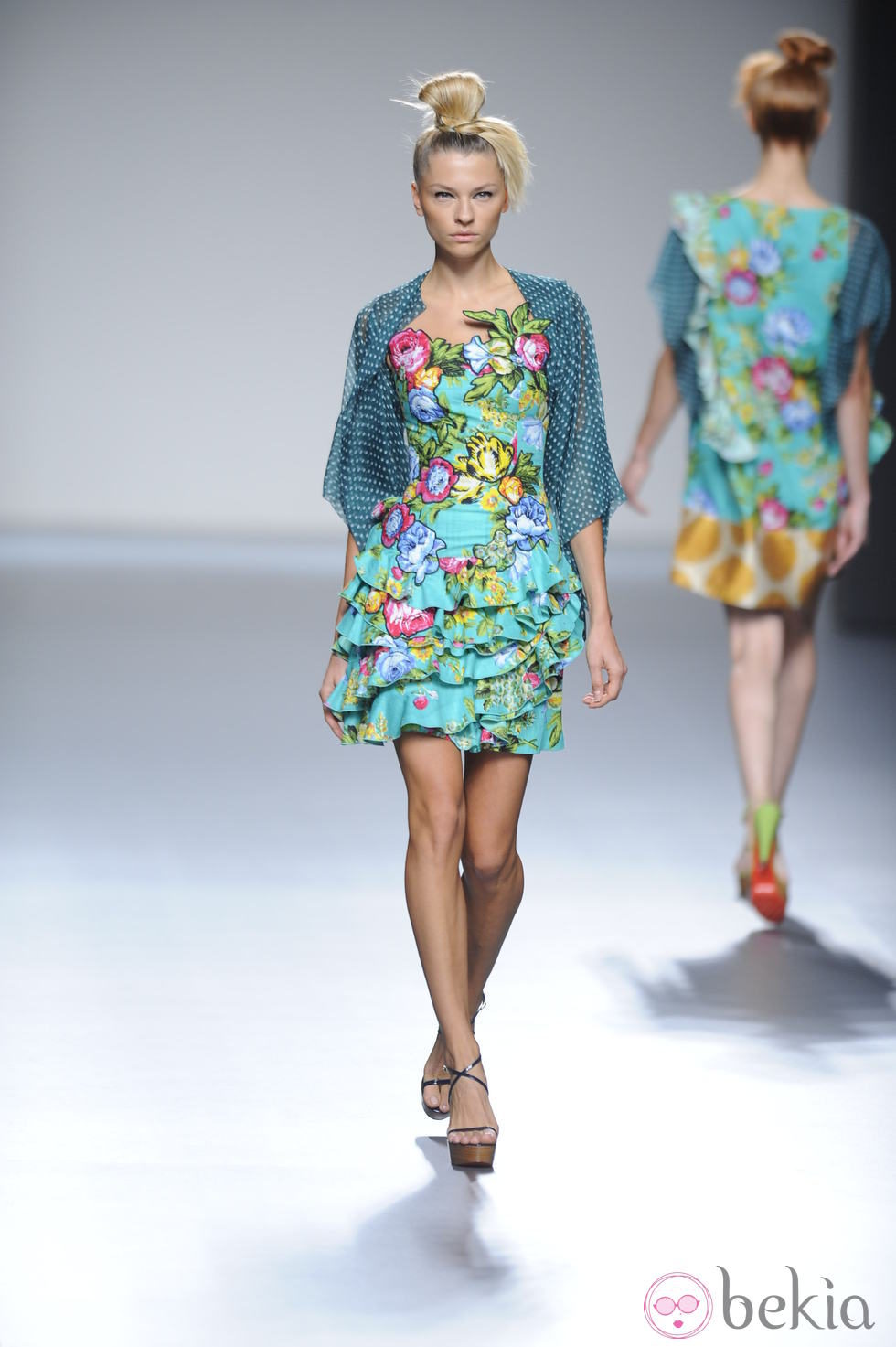 Vestido corto turquesa estampado de flores de la colección primavera-verano 2013 de Victorio&Lucchino