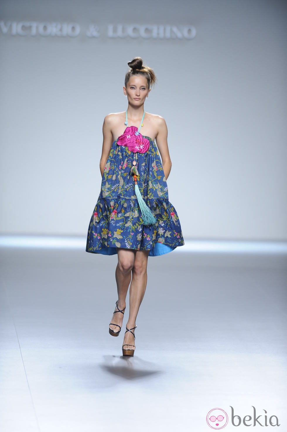 Vestido corto azul marino estampado de flores atado al cuello de la colección primavera-verano 2013 de Victorio&Lucchino