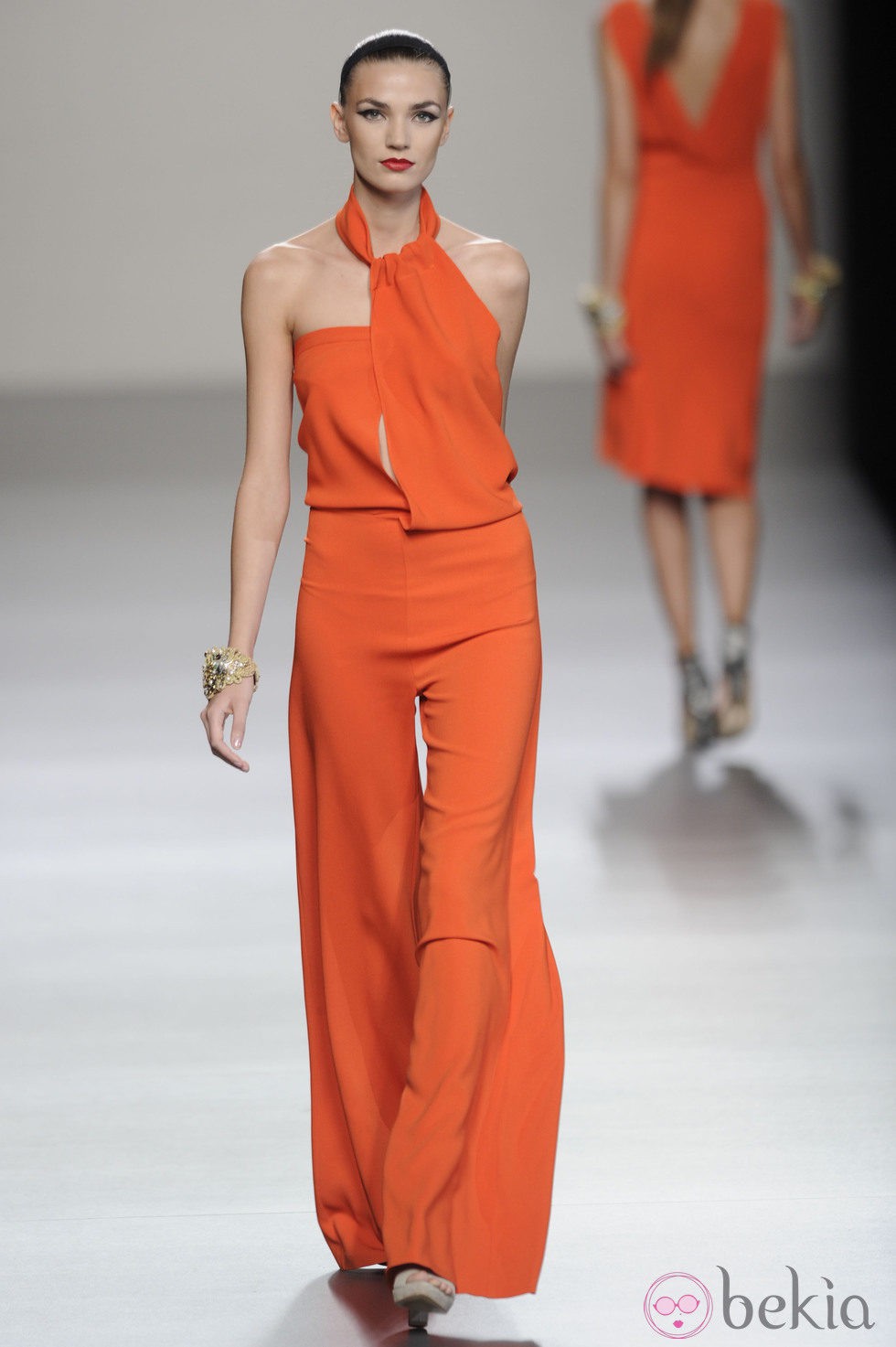 Mono largo naranja de la colección primavera-verano 2013 de Roberto Torretta