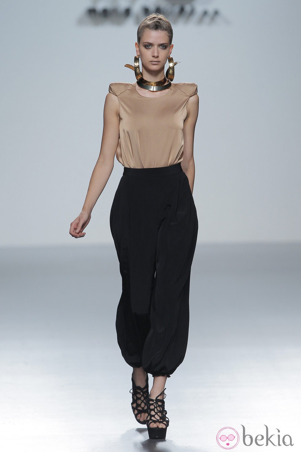 Pantalón bombacho de María Barros, colección primavera/verano 2013