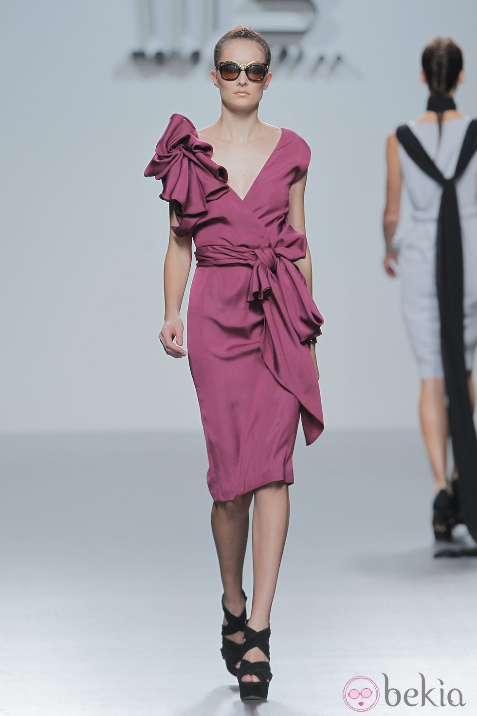 Vestido rosa con nudo en la cintura de María Barros, colección primavera/verano 2013