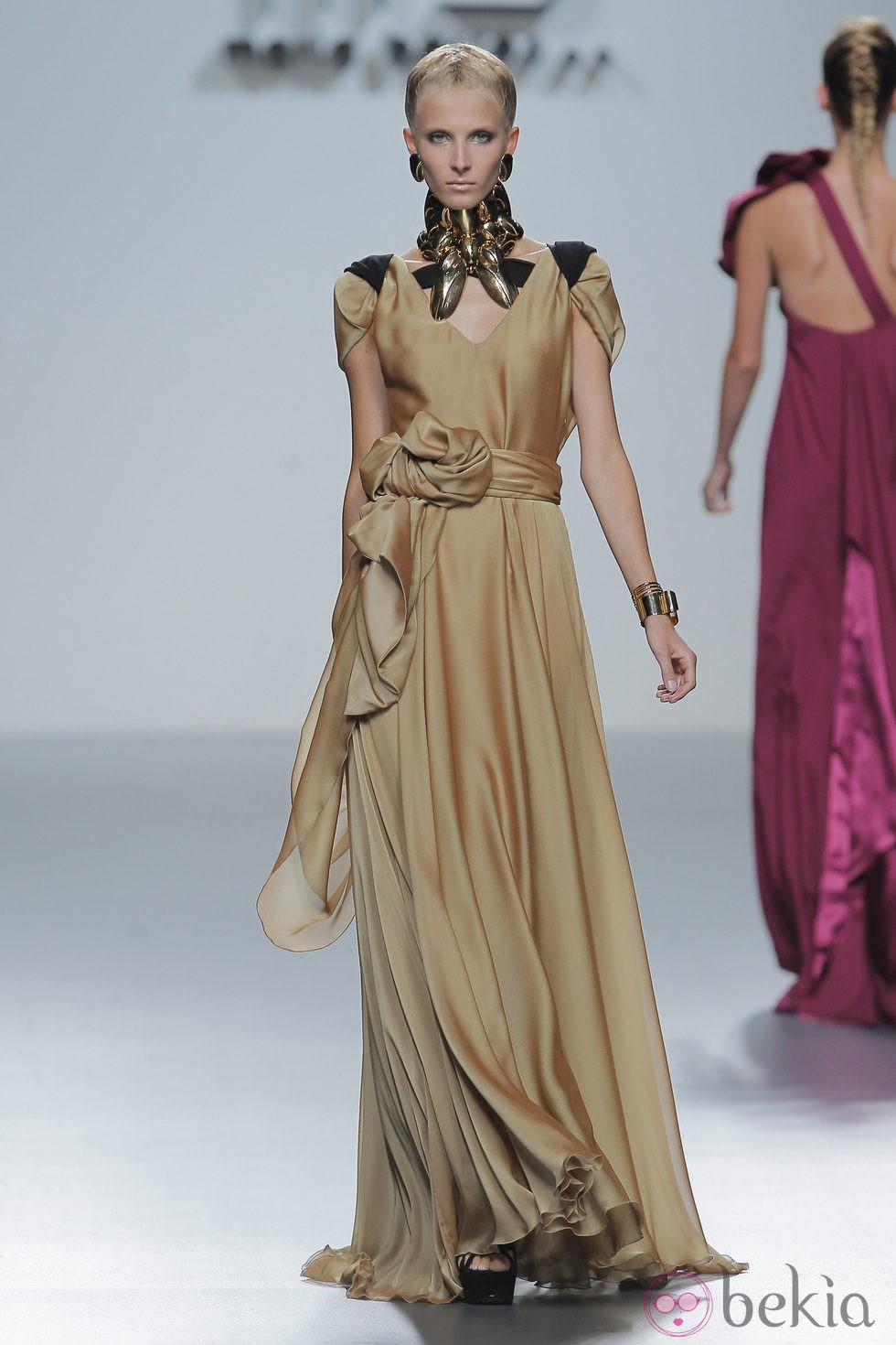 Traje de noche de María Barros, colección primavera/verano 2013