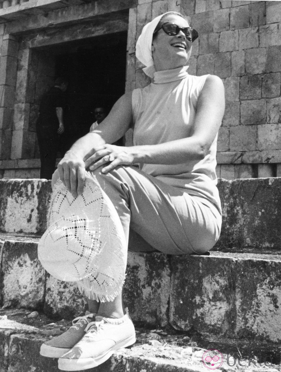 Grace Kelly con pañuelo y gafas en Mexico